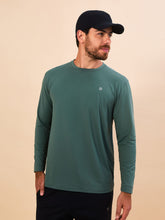 Charger l'image dans la galerie, Model Front: Uv Line T-Shirt Longsleeve New Fit Textura Masc Verde Jade Upf50+