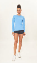 Charger l'image dans la galerie, Model Front: Uv Line T-Shirt Camiseta Uv X Pro Ml Azul Claro Upf50+