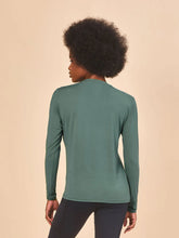 Charger l'image dans la galerie, Model Back: Uv Line T-Shirt Longsleeve Fem New Fit Textura Verde Jade Upf50+