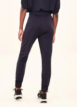Charger l'image dans la galerie, Model Back: Uv Line Pantalon De Plage Pants Fem Basic Black Upf50+
