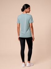 Charger l'image dans la galerie, Model Back: Uv Line Haut De Plage T-Shirt Uvpro Fem Green Water Upf50+
