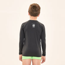Charger l'image dans la galerie, Model Back: Uv Line T-Shirt Acqua Qr Code Preto Upf50+
