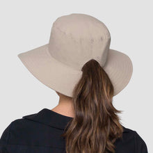 Charger l'image dans la galerie, Model Back: Uv Line Bob Hat California Nac Fem Sand Upf50+
