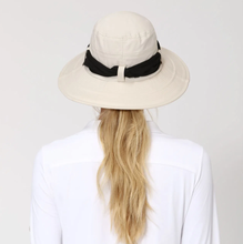 Charger l'image dans la galerie, Model Back: Uv Line Chapeau Souple/Capeline Hat Paris Ville L Fem Sand Upf50+
