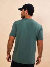Charger l'image dans la galerie, Model Back: Uv Line T-Shirt Pour Homme T-Shirt New Fit Textura Masc Verde Jade Upf50+
