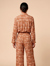 Charger l'image dans la galerie, Model Back: Uv Line Pantalon De Plage Pants Meia Lua Tie Dye Pitanga Upf50+
