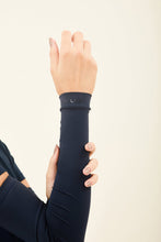 Charger l'image dans la galerie, Model Front: Uv Line Gants Sun-Protection Sleeve Navy Upf50+
