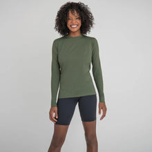 Charger l'image dans la galerie, Model Front: Uv Line T-Shirt Longsleeve Uvpro Fem Verde Militar Upf50+
