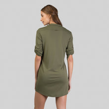 Charger l'image dans la galerie, Model Back: Uv Line Vêtement De Plage Shirtdress Copenhagen Verde Militar Upf50+
