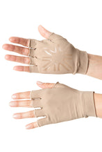 Charger l'image dans la galerie, Model Front: Uv Line Gants Short Glove Chocolate Upf50+
