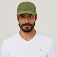 Charger l'image dans la galerie, Model Front: Uv Line Casquette Cap Uv Pro Masc Green Militar Upf50+
