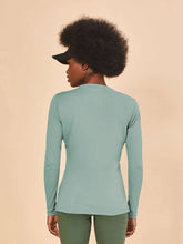 Charger l'image dans la galerie, Model Back: Uv Line T-Shirt Longsleeve Fem New Fit Verde Agua Upf50+
