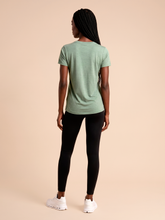 Charger l'image dans la galerie, Model Back: Uv Line T-Shirt T-Shirt Fem New Fit Mix Green Upf50+
