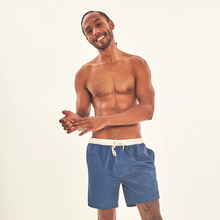 Charger l'image dans la galerie, Model Front: Uv Line Bermuda / Short Pour Homme Shorts Boxer Aco Off White Upf50+
