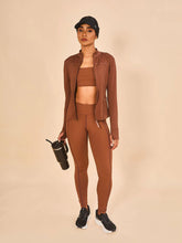 Charger l'image dans la galerie, Model Front: Uv Line Fitness Bas Legging Fit Aspen Brown Upf50+

