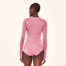 Charger l'image dans la galerie, Model Back: Uv Line Une Pièce Swimsuit Macae Malva Upf50+
