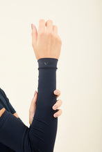 Charger l'image dans la galerie, Model Front: Uv Line Gants Sun-Protection Sleeve Navy Upf50+
