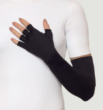 Charger l'image dans la galerie, Model Front: Uv Line Gants Extra Long Glove Preto Upf50+
