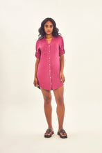 Charger l'image dans la galerie, Model Front: Uv Line Chemise Shirtdress Copenhagen Fem Fucsia Upf50+
