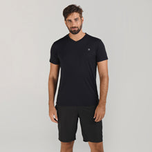 Charger l'image dans la galerie, Model Front: Uv Line Fitness Haut Sport Fit Mas Preto Upf50+
