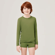 Charger l'image dans la galerie, Model Front: Uv Line T-Shirt Longsleeve Uvrpo Inf Verde Militar Upf50+
