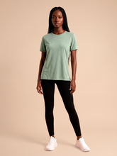 Charger l'image dans la galerie, Model Front: Uv Line T-Shirt T-Shirt Fem New Fit Mix Green Upf50+
