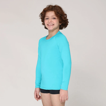Charger l&#39;image dans la galerie, Model Front: Uv Line T-Shirt Camiseta Kids Uvpro Ml Azul Piscina Upf50+
