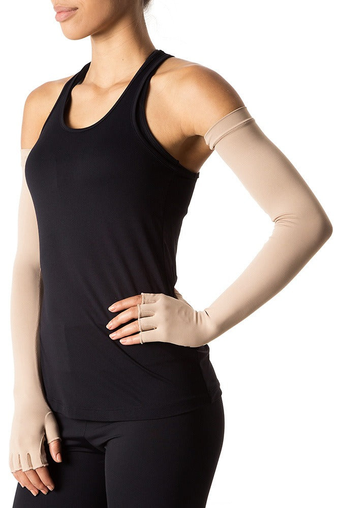 Model Front: Uv Line Gants Extra Long Glove Chocolate Upf50+