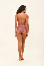 Charger l&#39;image dans la galerie, Model Back: Uv Line Une Pièce Swimsuit Shine Malva
