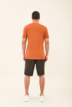 Charger l&#39;image dans la galerie, Model Back: Uv Line T-Shirt Pour Homme T-Shirt Sport Fit Caramelo Upf50+
